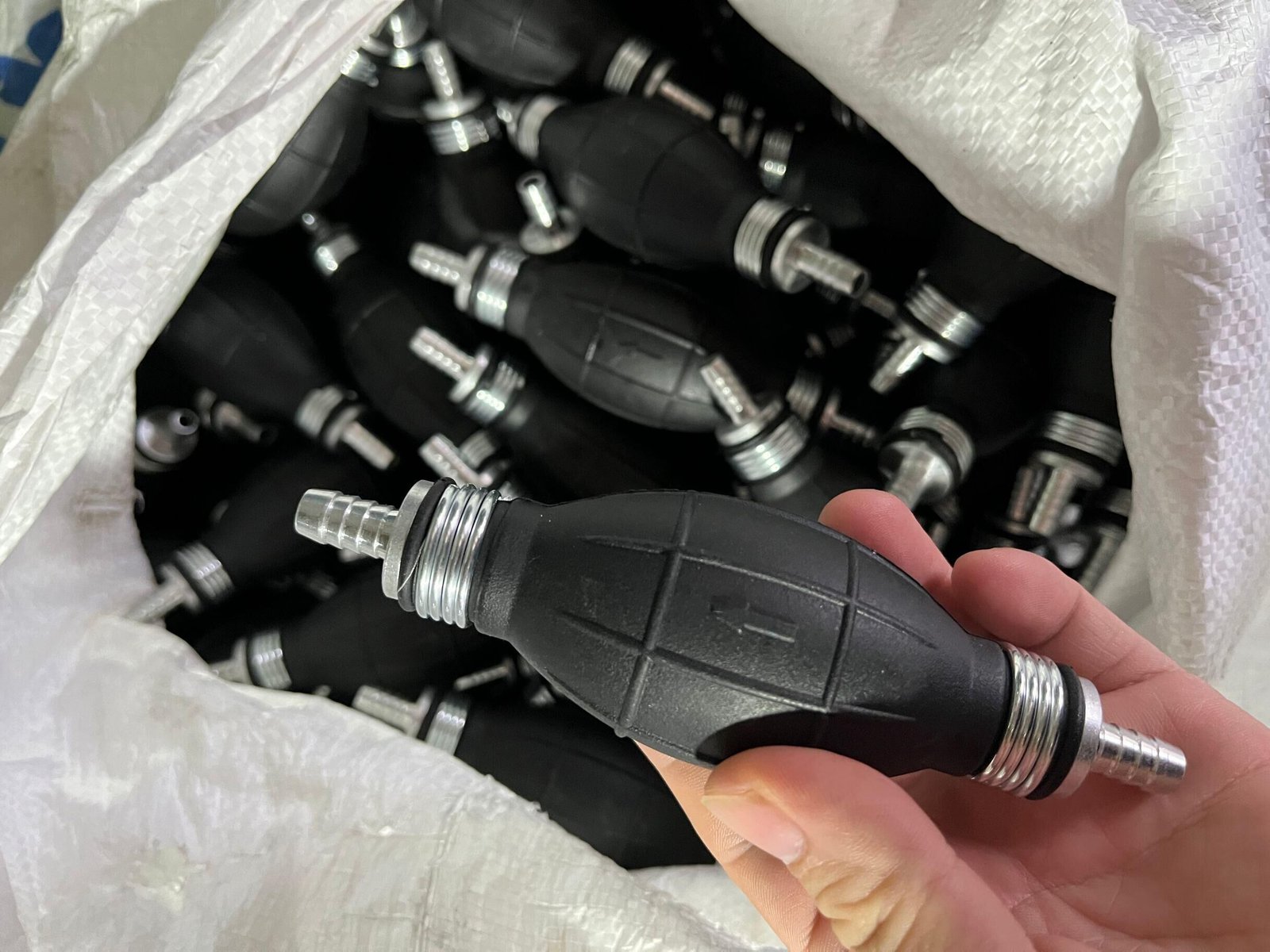 Bomba cebadora manual para diésel: perita de goma negra con picos metálicos rectos de 8 mm, marca MAROMEC